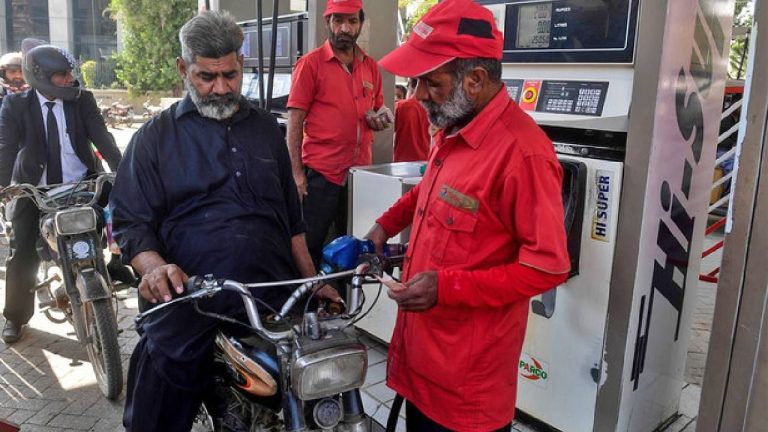 Pakistan Petrol Price: पाकिस्तान में फूटा पेट्रोल बम, कीमत सुन उड़ जाएंगे होश