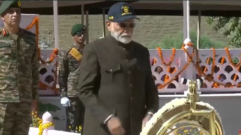 Kargil Vijay Diwas live Update: करगिल विजय दिवस पर द्रास पहुंचे पीएम मोदी, वॉर मेमोरियल में शहीदों को दी श्रद्धांजलि