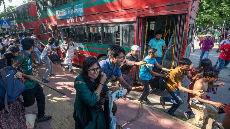 हाईवे जाम, बसों में लगाई आग, 6 की मौत, 100 घायल… बांग्लादेश में आरक्षण पर क्यों मचा बवाल