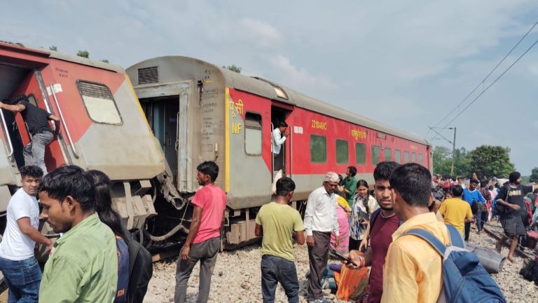 Train Accident: डिब्रूगढ़ एक्सप्रेस के 12 डिब्बे पटरी से उतरे, 4 की मौत, कई घायल