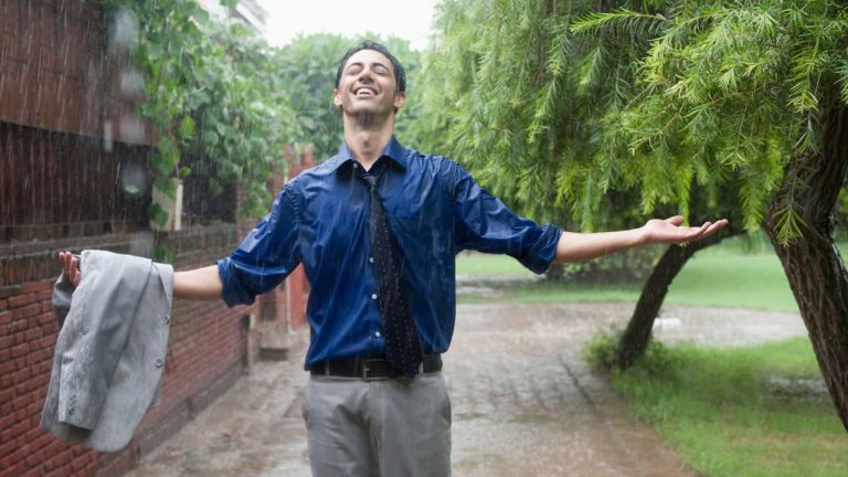 Monsoon Care Tips: मानसून में न पहने रहें भीगे कपड़े, हो सकते हैं ये गंभीर नुकसान