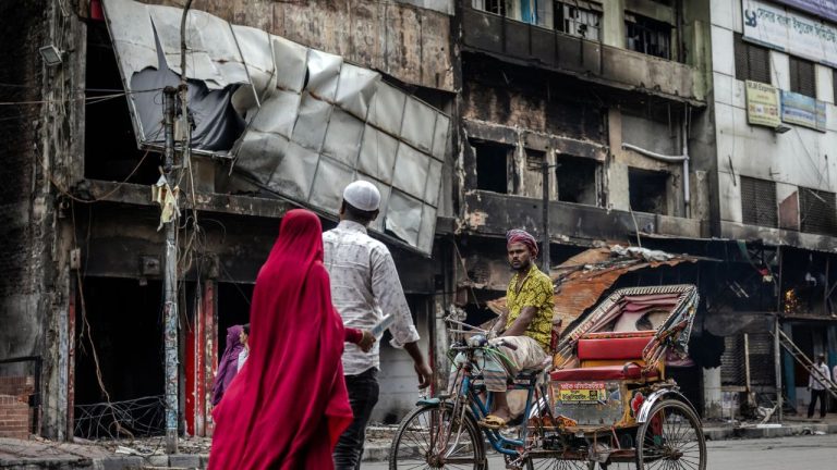 बांग्लादेश में हिंसा के बाद अब एक और संकट… जानें क्यों पाई-पाई के लिए तरस गए हैं लोग