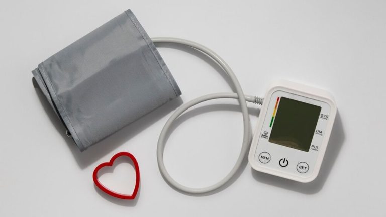 Blood Pressure Monitor: घर बैठे चेक करें ब्लड प्रेशर, बजट में आ जाएंगी ये BP मशीन