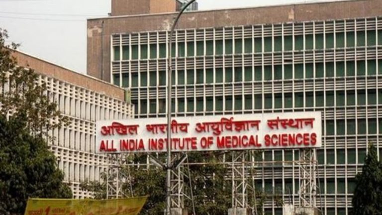 दिल्ली AIIMS का सर्वर डाउन, ऑफ लाइन मोड में बन रहे पर्चे