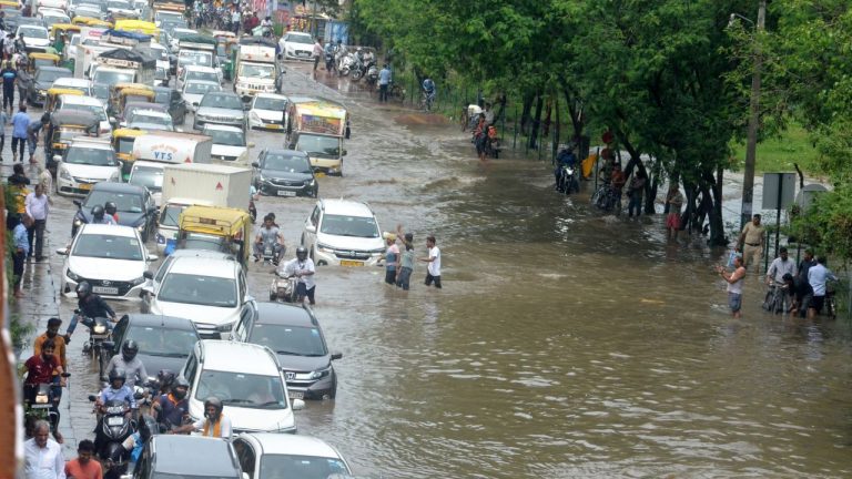 मौतें, हांफती जिंदगी और तैरती गाड़ियां… पहाड़ से लेकर दिल्ली और रेगिस्तान तक बारिश से हाहाकार