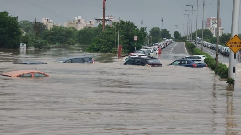 Gujarat Flood: 10-12 फीट पानी, 26 मौतें, 11 जिलों में रेड अलर्ट…गुजरात में हाहाकारी बारिश से कोहराम