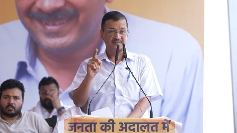 अरविंद केजरीवाल छत्रसाल स्टेडियम पहुंचे, थोड़ी देर में ‘जनता की अदालत’ को करेंगे संबोधित