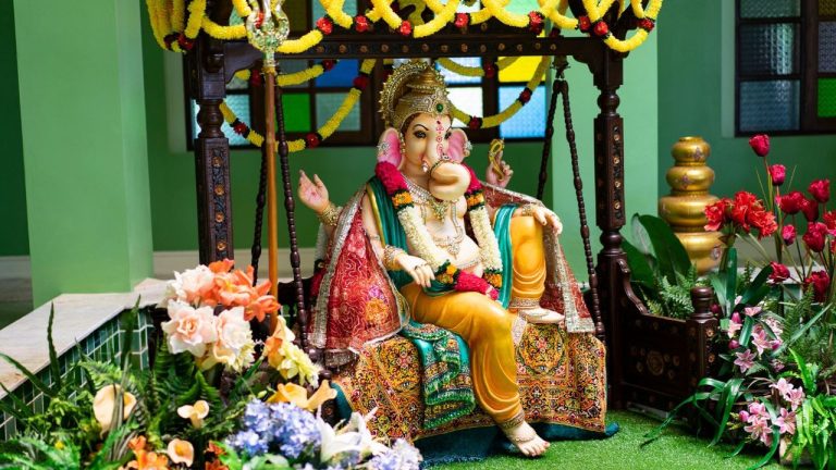 Ganesh Chaturthi: अपने मंदिर को सजाने के लिए इन आइडियाज की लें मदद, देखने वाले भी कहेंगे गजब!