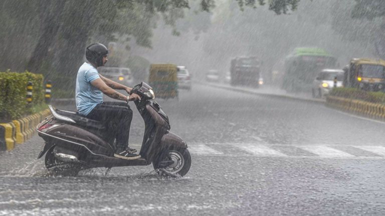 पश्चिम बंगाल और ओडिशा में भारी बारिश का अलर्ट, हिमाचल-उत्तराखंड में भूस्खलन से कई सड़कें बंद