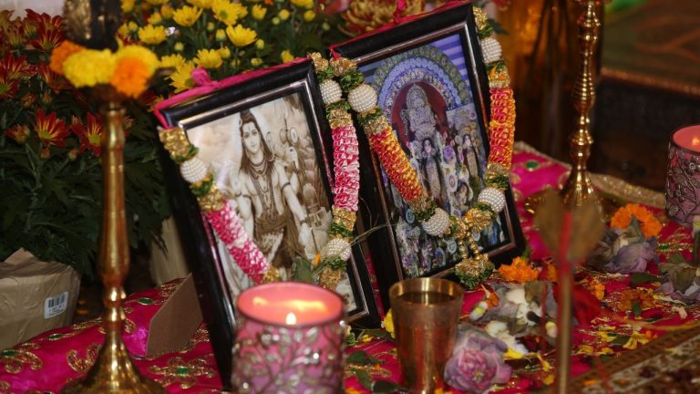 Navratri Decoration Ideas: शारदीय नवरात्रि में माता रानी की चौकी सजाने के बेहतरीन टिप्स और पूजा विधि