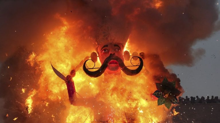 Dussehra 2024: कश्मीर से लेकर पटना तक, दिल्ली से झारखंड तक… देशभर में दशहरे का जश्न, धूं-धूं कर जला रावण का पुतला